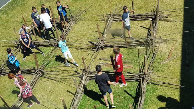 Création d’un jardin médiéval – plessage par nos élèves de sixième